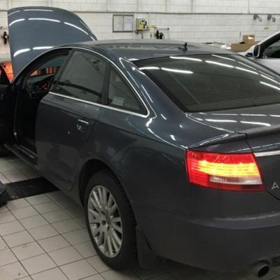 Ауди А6 в автотехцентре готовится к замене заднего сальника коленвала