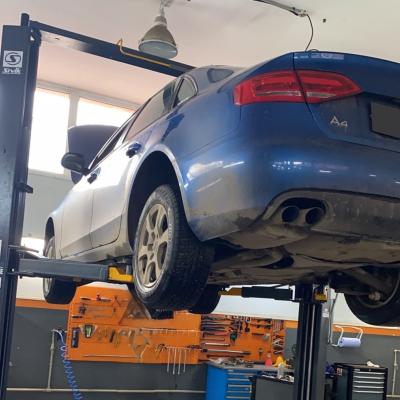 Ауди А4 в процессе замены масла в раздатке