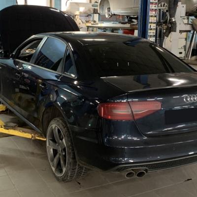 Ауди А4 в автотехцентре готовится к замене термостата