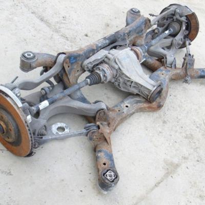 Часть задней подвески с редуктором