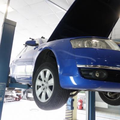 Ауди А6 на подъемнике в процессе техобслуживания