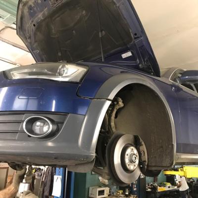 Audi A4 allroad в автосервисе на подъемнике
