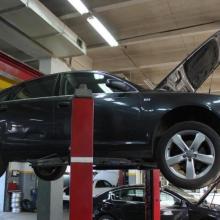 Audi в техцентре на подъемнике